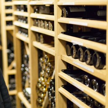 Solid oak modular storage for custom wine cellar - Modulothèque