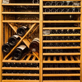 Solid oak modular storage for custom wine cellar - Modulothèque