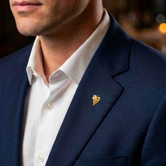 Gold grape lapel pin - Accessory for sommeliers and hospitality staff