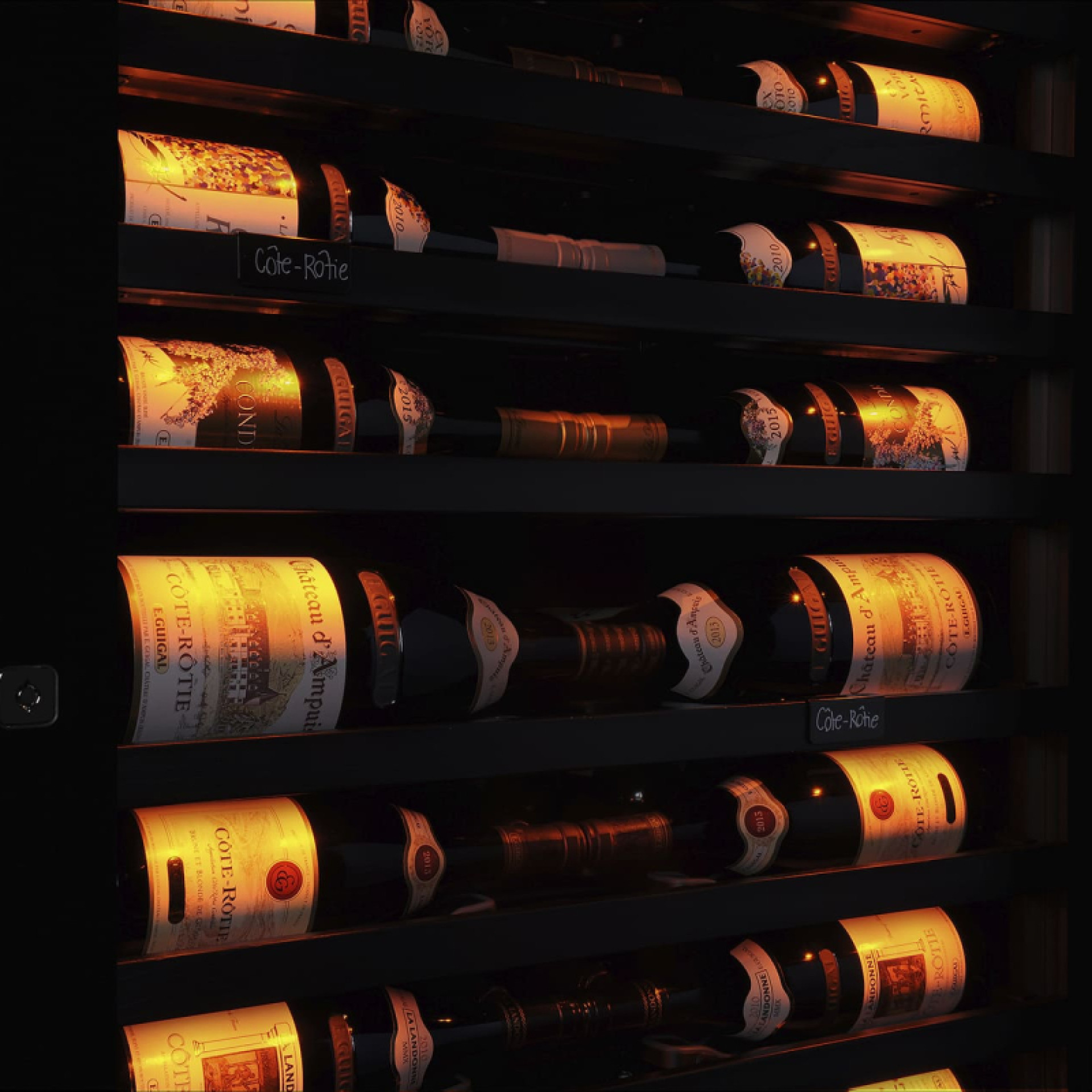 cave-a-vin-luxe-mise-en-valeur-bouteilles-vin-eclairage-royale-eurocave.jpg