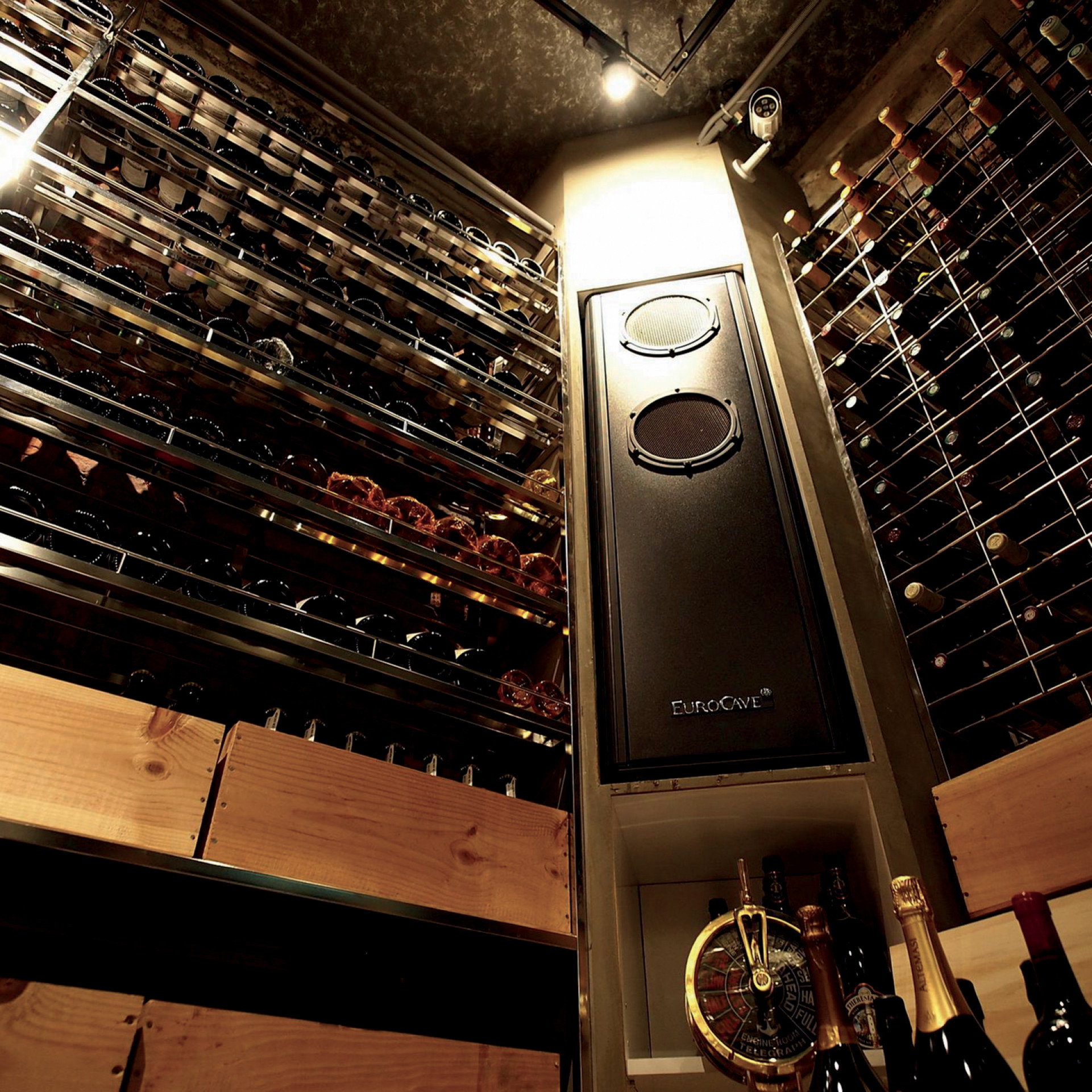  EuroCave’s cellar conditioner ensures a constant temperature and preserves humidity.