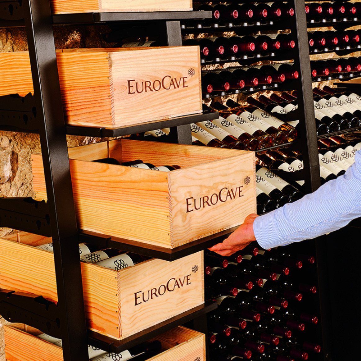 Black metal support for displaying bottles in a wine cellar - Modulosteel