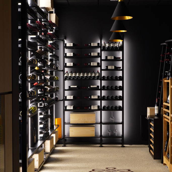Interior design – creating a stunning glazed wine cellar area in a living room with metal shelf columns for an industrial chic effect - Modulo-X
