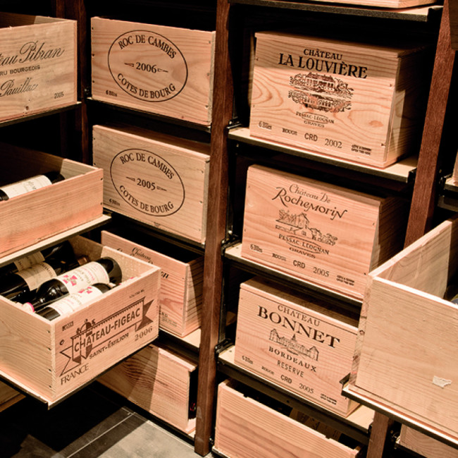 Solid sliding wine rack for storing boxes of wine. Store a large volume of bottles while maintaining easy access to them. Increase the storage capacity of your collection by assembling several modules. Solid sliding wine rack for storing boxes of wine. Store a large volume of bottles while maintaining easy access to them. Increase the storage capacity of your collection by assembling several modules.