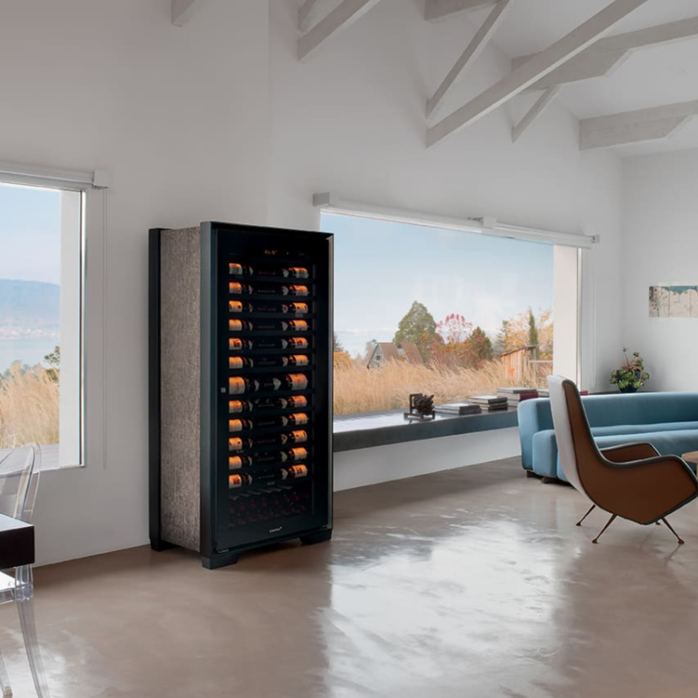 An aging wine cabinet par excellence, the EuroCave Royale wine cellar is installed in a living room with a view and designer furniture.