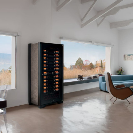 An aging wine cabinet par excellence, the EuroCave Royale wine cellar is installed in a living room with a view and designer furniture. An aging wine cabinet par excellence, the EuroCave Royale wine cellar is installed in a living room with a view and designer furniture.
