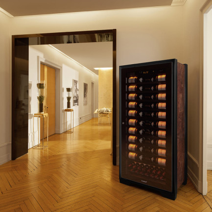 In a luxurious French apartment, the large Royale aging wine cabinet naturally finds its place among the works of art. In a luxurious French apartment, the large Royale aging wine cabinet naturally finds its place among the works of art.