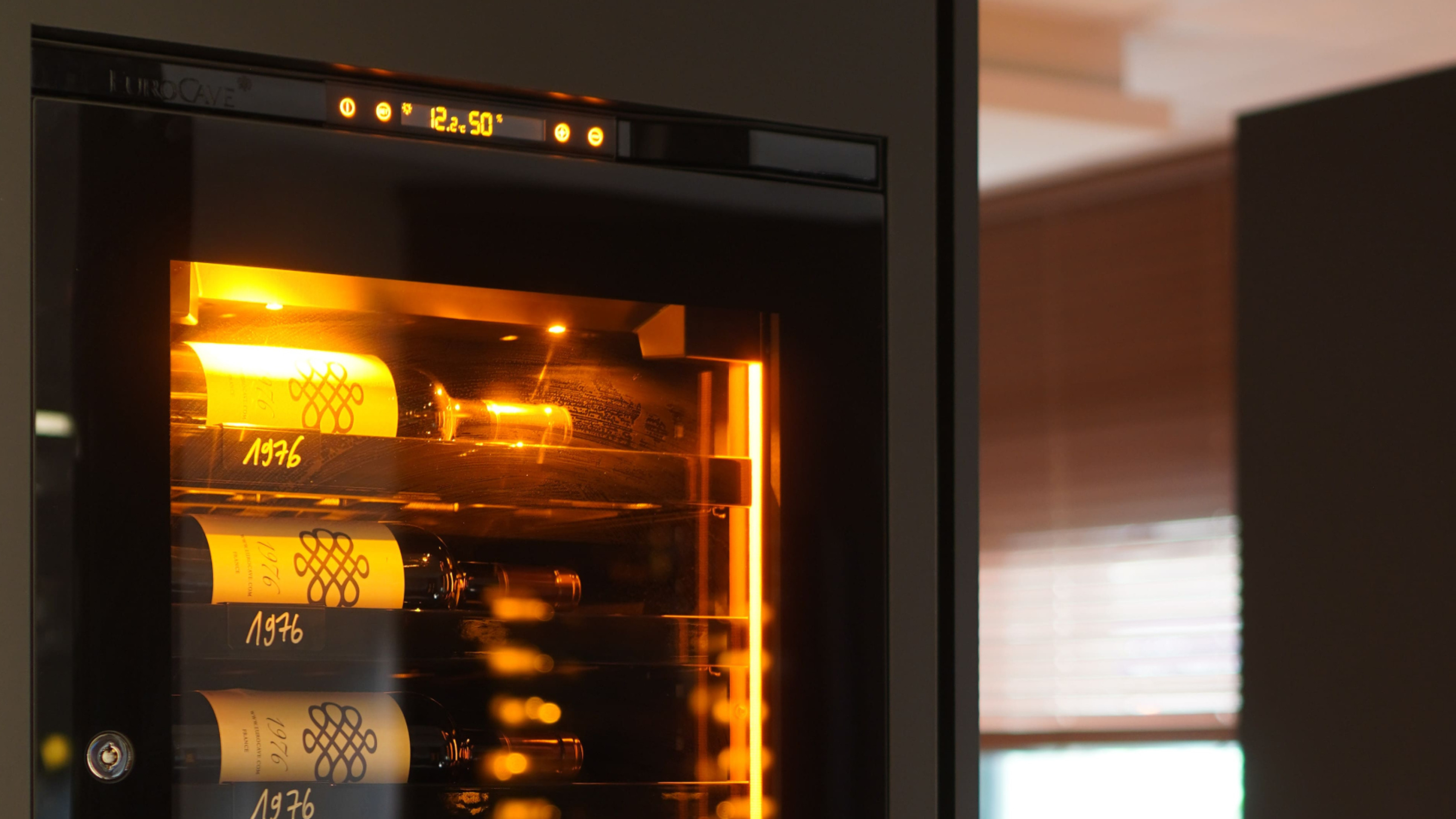 Built-in wine cooler amber light modular and customizable shelf Built-in wine cooler amber light modular and customizable shelf