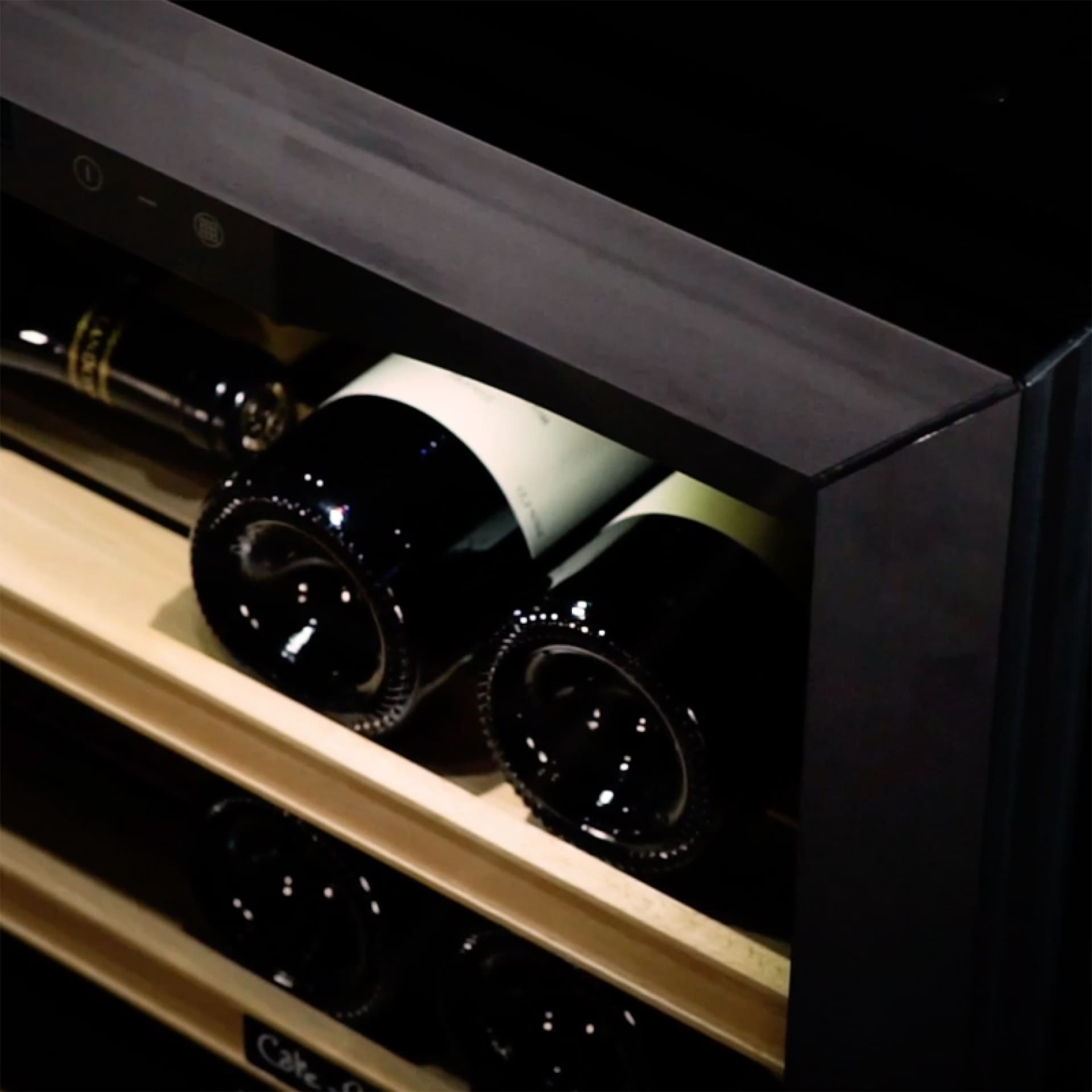 Wine coolers with white lighting to clearly see your bottles - La Première EuroCave Wine coolers with white lighting to clearly see your bottles - La Première EuroCave