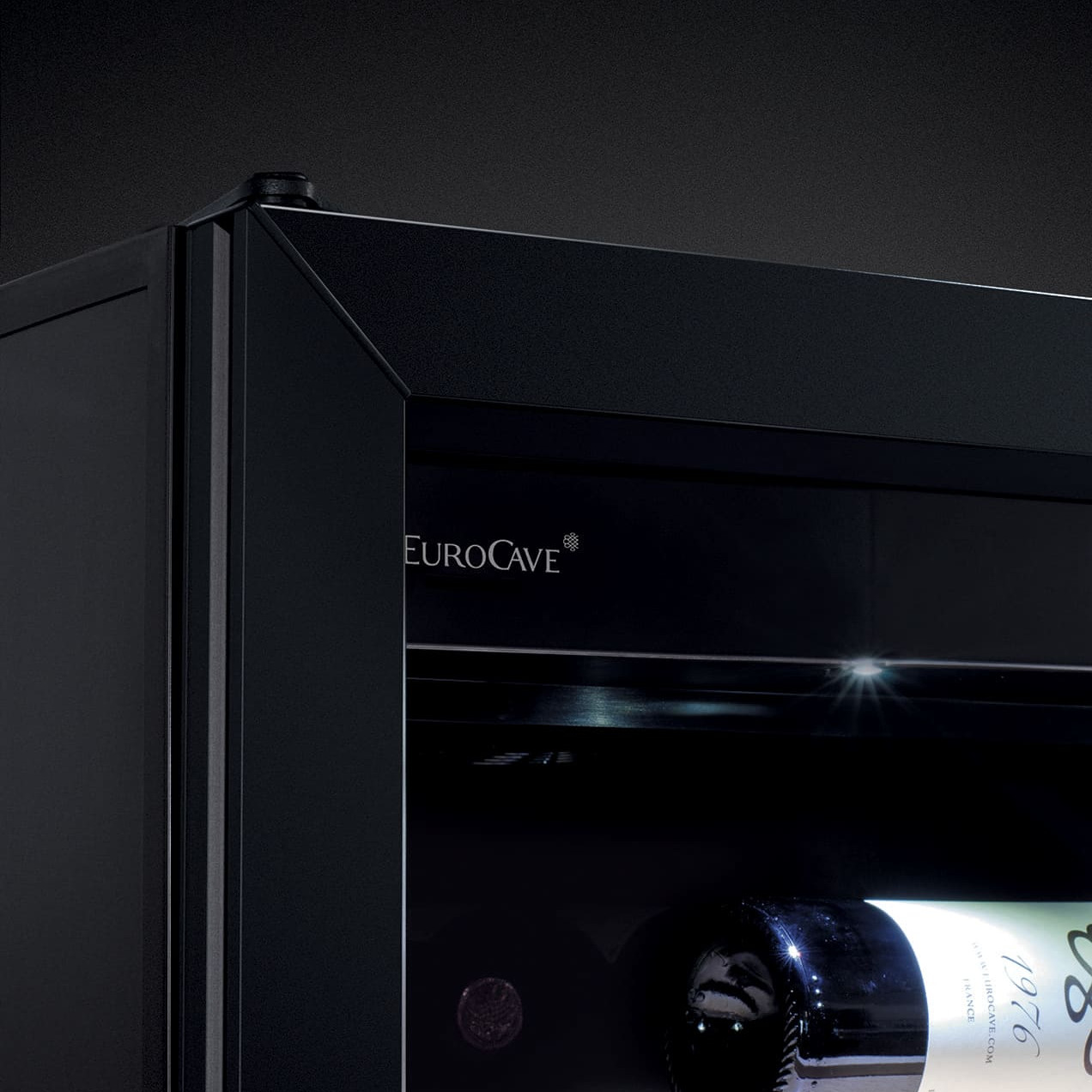Wine cooler with choice of anti-UV doors: opaque/solid with black color insulation or glazed double glazing with a black aluminum frame. Wine cooler with choice of anti-UV doors: opaque/solid with black color insulation or glazed double glazing with a black aluminum frame.