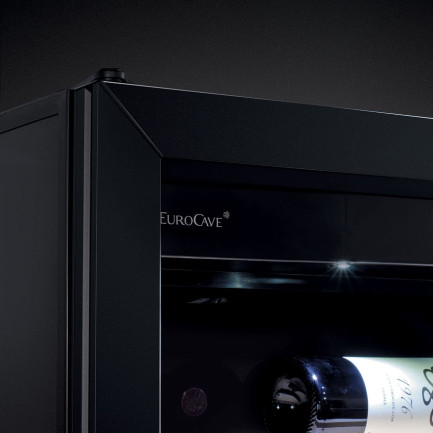 Wine cooler with choice of anti-UV doors: opaque/solid with black color insulation or glazed double glazing with a black aluminum frame. Wine cooler with choice of anti-UV doors: opaque/solid with black color insulation or glazed double glazing with a black aluminum frame.