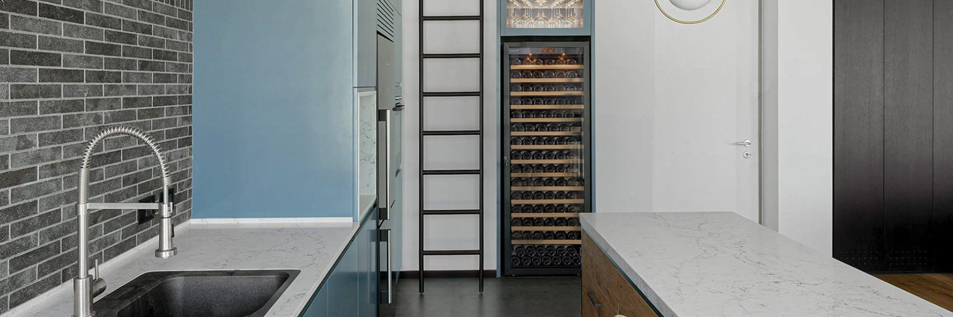 Built-in wine fridge in the kitchen for a large capacity of bottles kept at serving temperature. - EuroCave Pure range Built-in wine fridge in the kitchen for a large capacity of bottles kept at serving temperature. - EuroCave Pure range