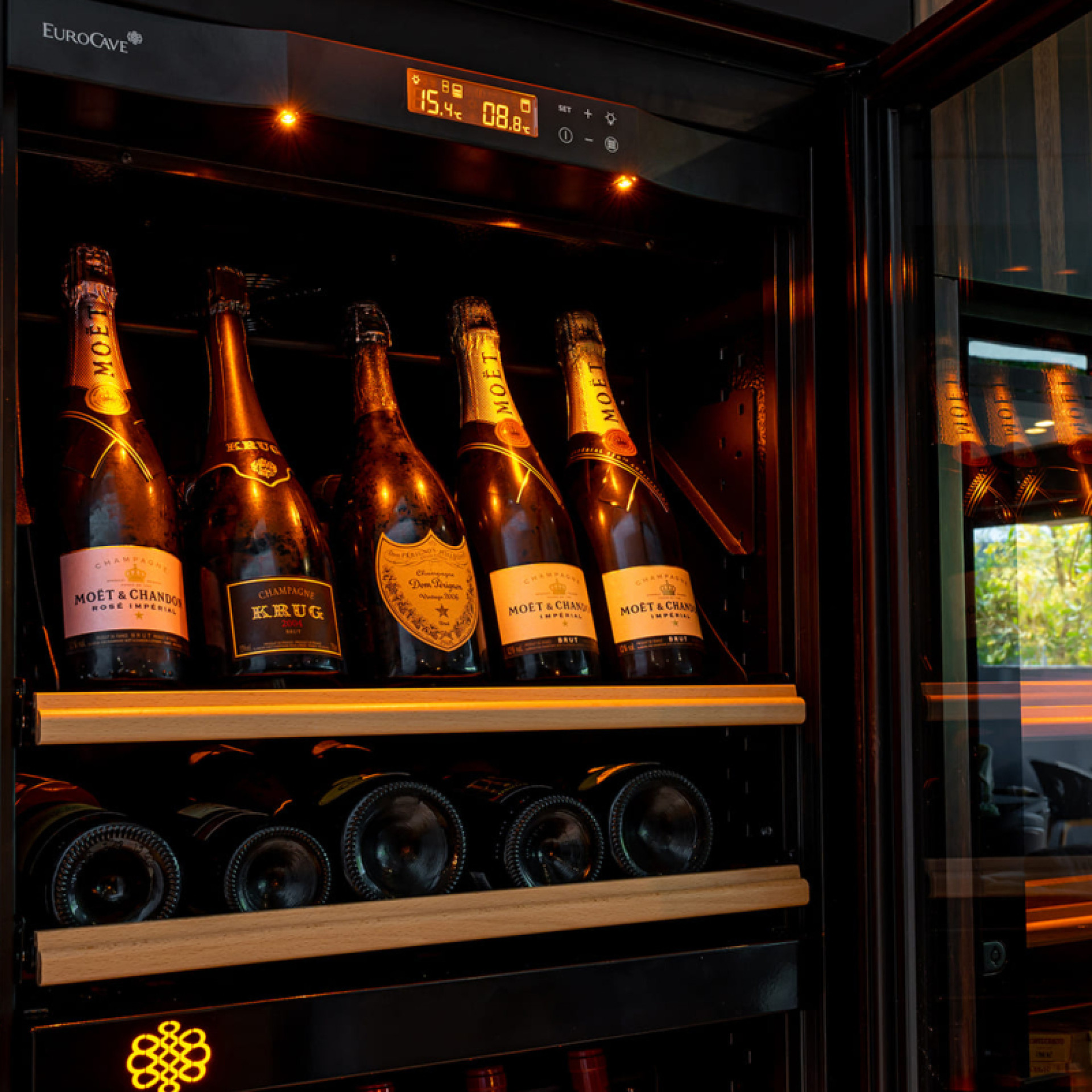 Beautiful presentation of the bottles thanks to the EuroCave Pure presentation shelf and the beautiful amber light of the cooler. Highlight your most beautiful bottles of wine or champagne. Beautiful presentation of the bottles thanks to the EuroCave Pure presentation shelf and the beautiful amber light of the cooler. Highlight your most beautiful bottles of wine or champagne.