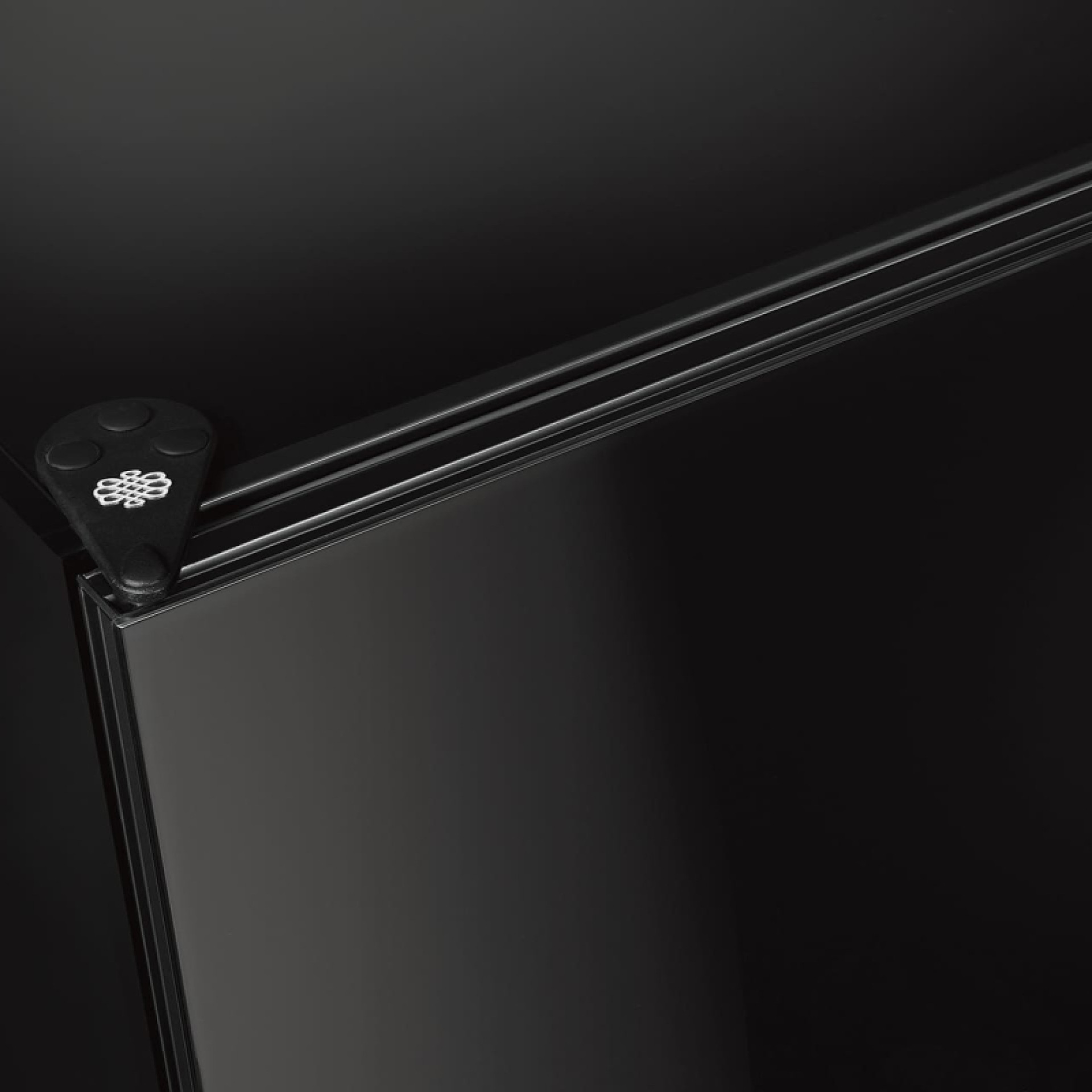 Completely opaque, insulated and anti-UV door, glossy black glass finish. Completely opaque, insulated and anti-UV door, glossy black glass finish.
