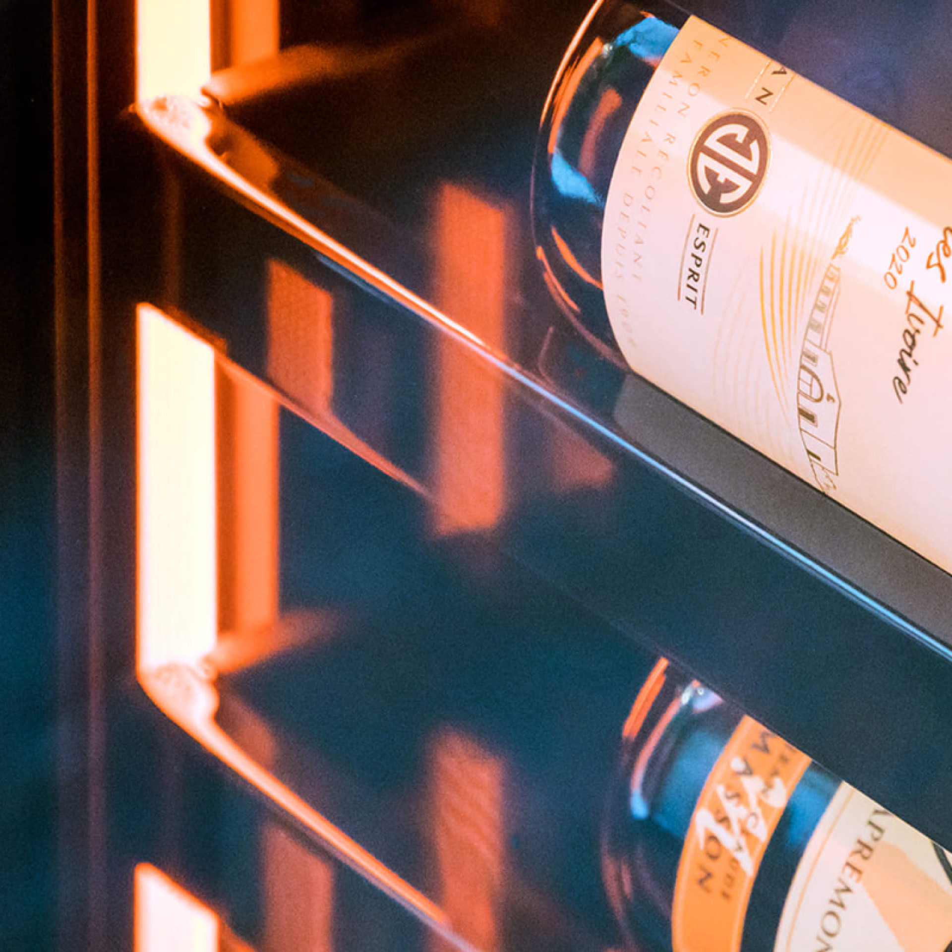 The luminous halo that runs through the entire wine cooler attracts the eye with its beautiful highlighting of the wine bottles. The luminous halo that runs through the entire wine cooler attracts the eye with its beautiful highlighting of the wine bottles.