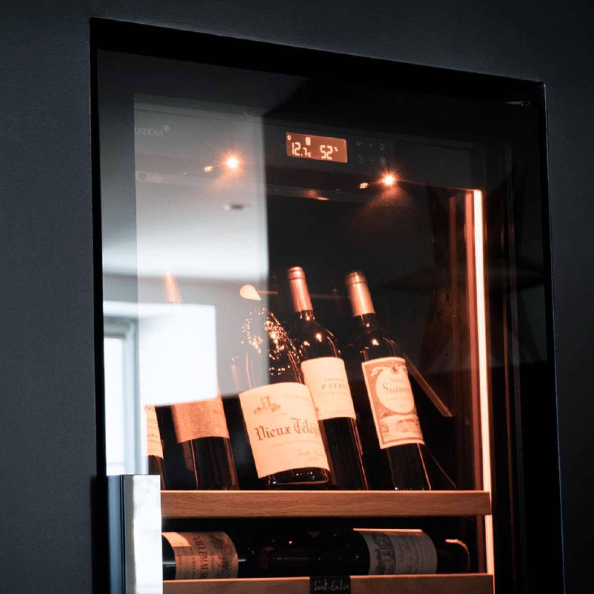 A fully glazed frameless door for clean lines and an unobstructed view of your finest bottles of wine. A fully glazed frameless door for clean lines and an unobstructed view of your finest bottles of wine.