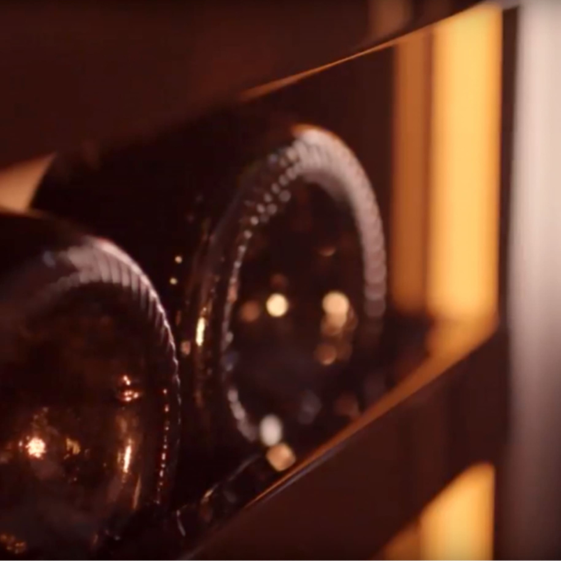 Lighting of bottles throughout the wine cabinet creating a luminous halo that gently envelops your wines.