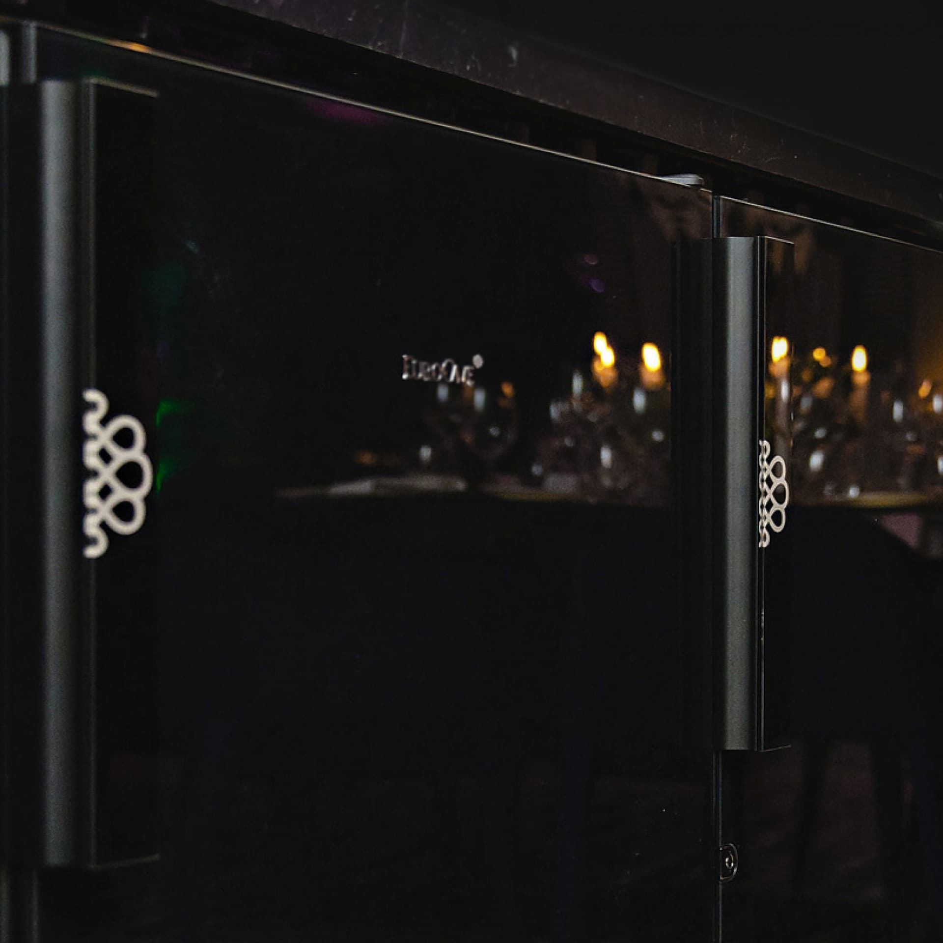 Opaque door completely glazed in black, inspired by prestigious black lacquered grand pianos. Opaque door completely glazed in black, inspired by prestigious black lacquered grand pianos.