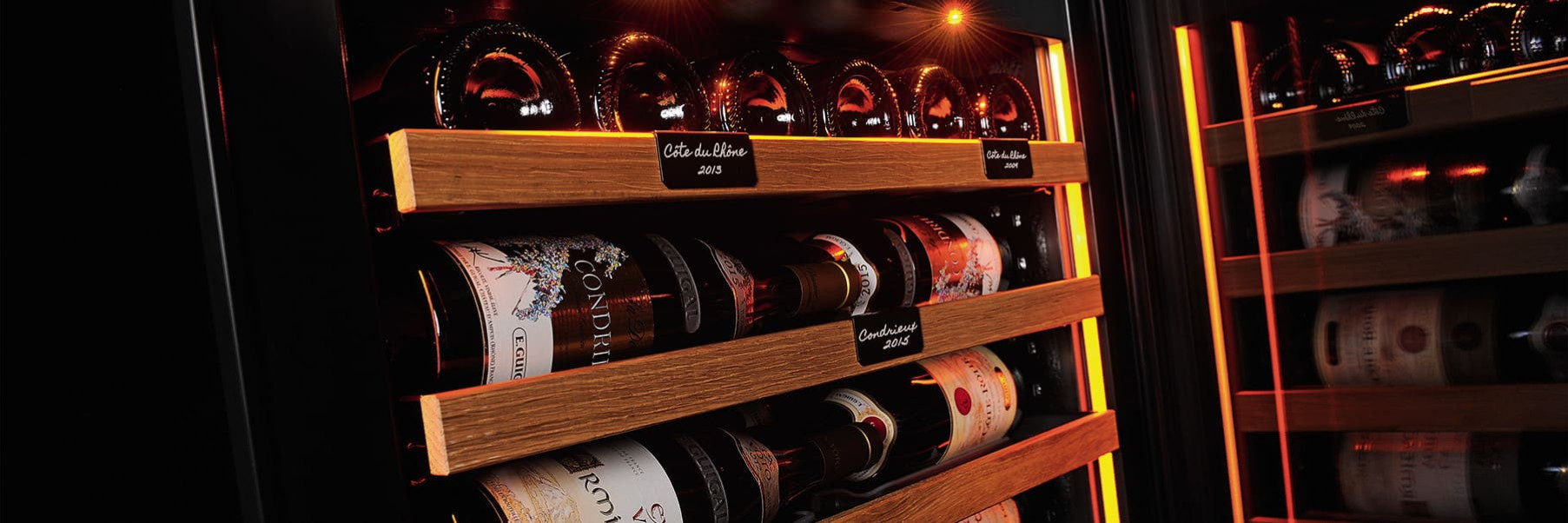 A neat presentation of wine bottles thanks to the integrated lighting and aesthetic shelves that allow you to organize the wines and highlight the labels. A neat presentation of wine bottles thanks to the integrated lighting and aesthetic shelves that allow you to organize the wines and highlight the labels.