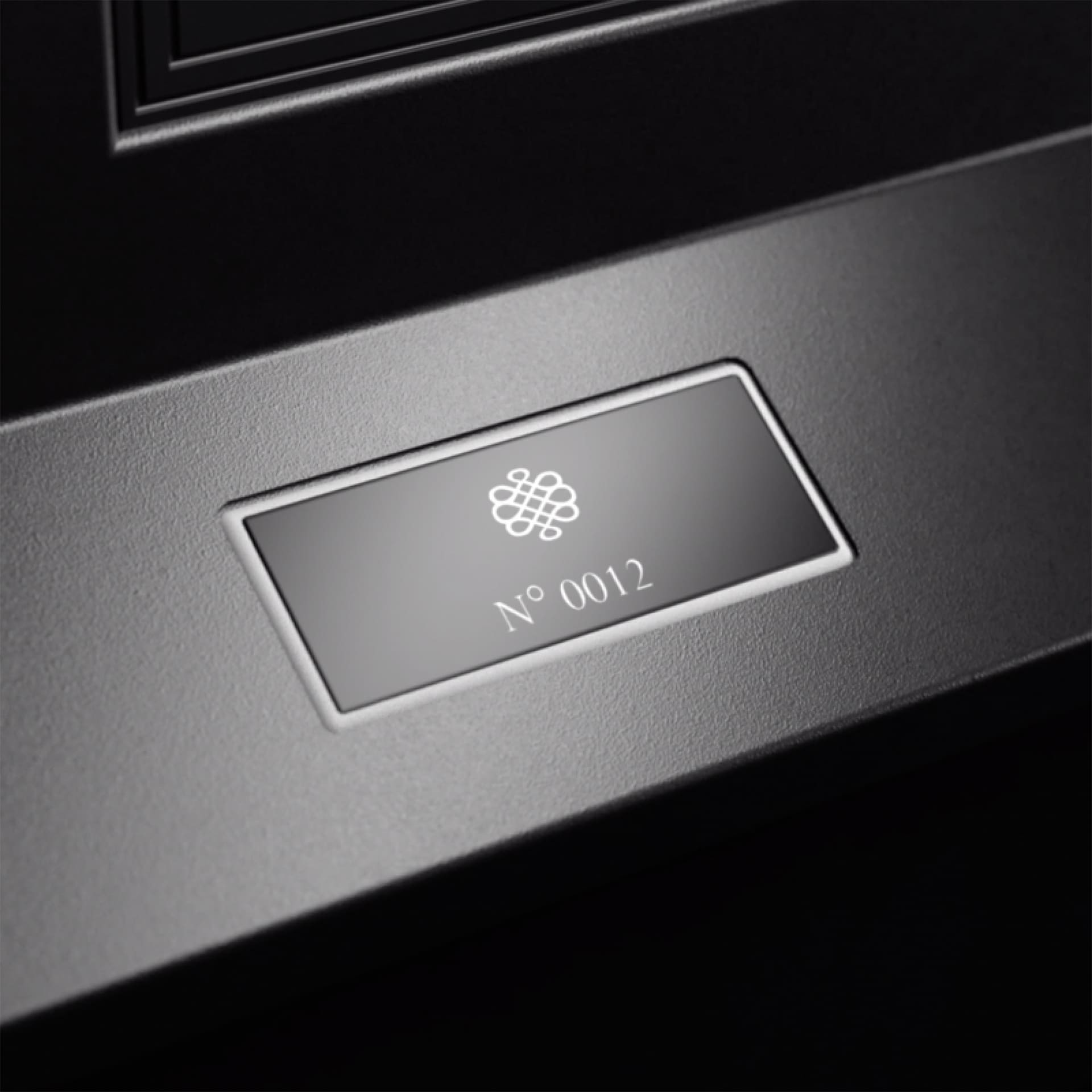 Each copy is numbered, which makes this wine cabinet a unique and exclusive object of prestige. - Royale EuroCave Each copy is numbered, which makes this wine cabinet a unique and exclusive object of prestige. - Royale EuroCave