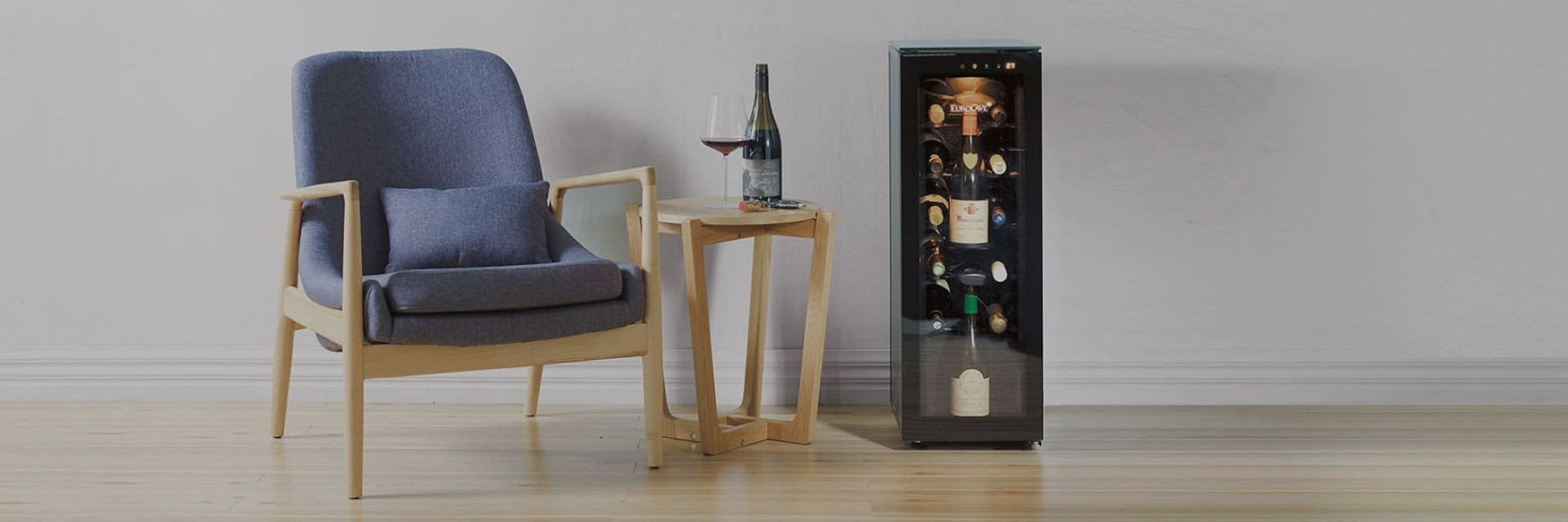 Mini size wine bar perfect for the living room, the dining room, the entrance or even as essential equipment in an exceptional hotel room or a luxury suite.