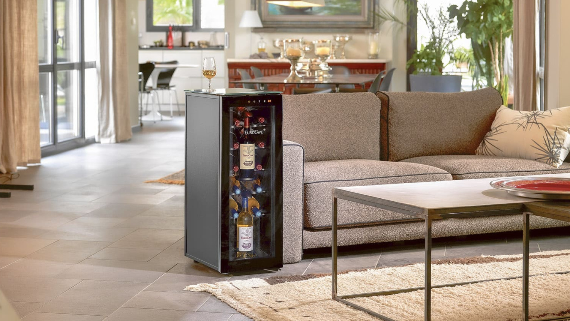 Wines at the right serving temperature, ready to drink and always at hand at the end of the sofa for an aperitif or in the dining room for dinner. Wines at the right serving temperature, ready to drink and always at hand at the end of the sofa for an aperitif or in the dining room for dinner.