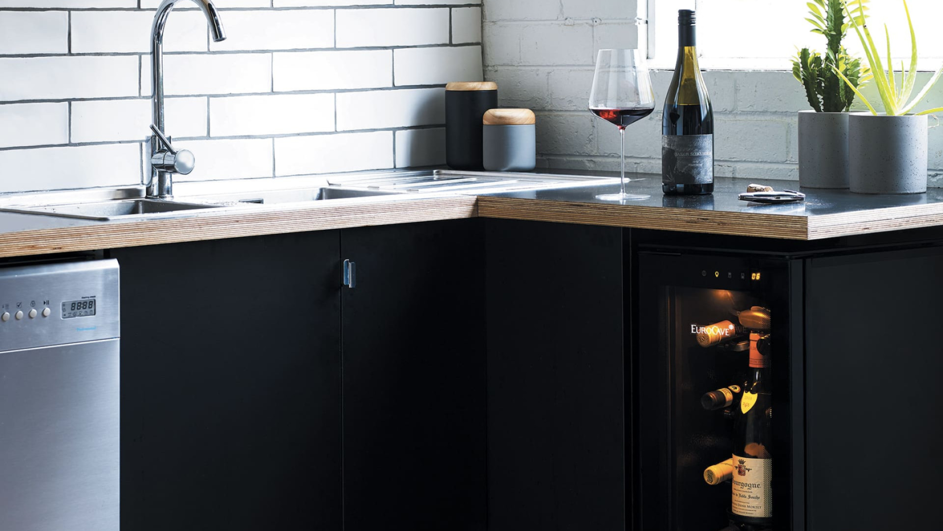 This compact built-in kitchen wine bar keeps opened bottles up to 10 days; the aromas are better preserved than a wine simply kept open in the fridge.