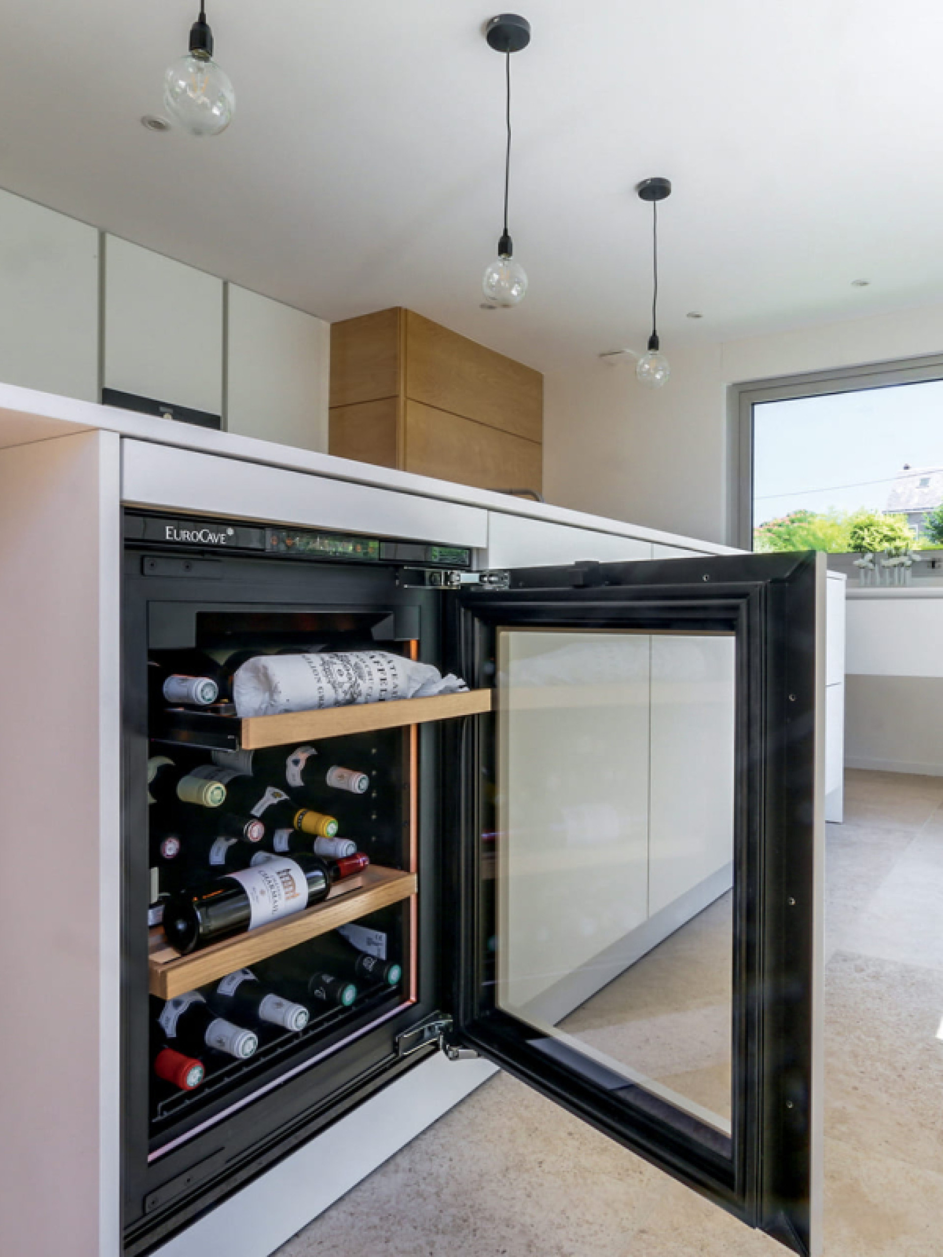 Shelf for storing a large number of wine bottles of all shapes in your kitchen in the right conditions.