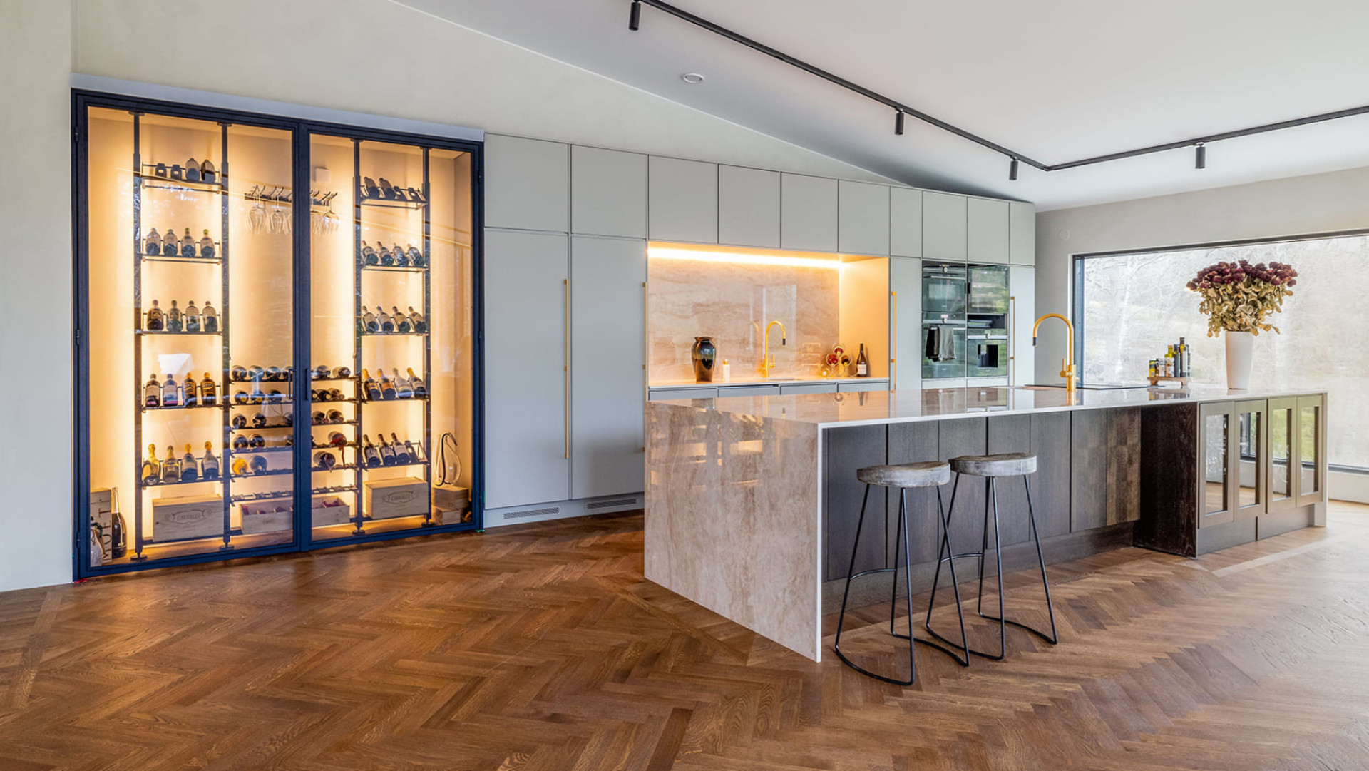 Dream wine cellars - Example of creating a wine display case built into the wall of a contemporary and luxurious interior with a marble kitchen island. Dream wine cellars - Example of creating a wine display case built into the wall of a contemporary and luxurious interior with a marble kitchen island.