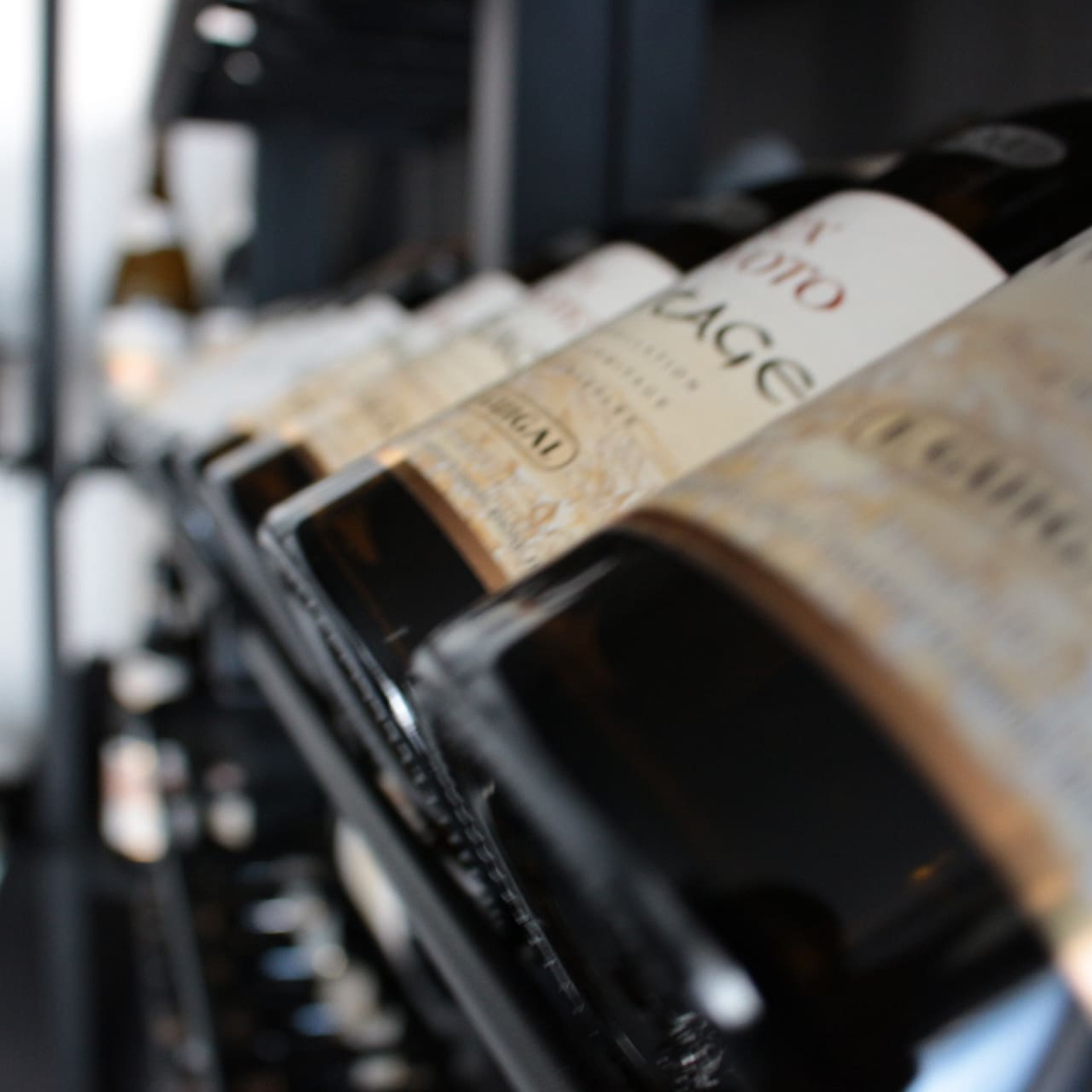 The presentation of the inclined bottles allows you to highlight your most beautiful labels. The presentation of the inclined bottles allows you to highlight your most beautiful labels.