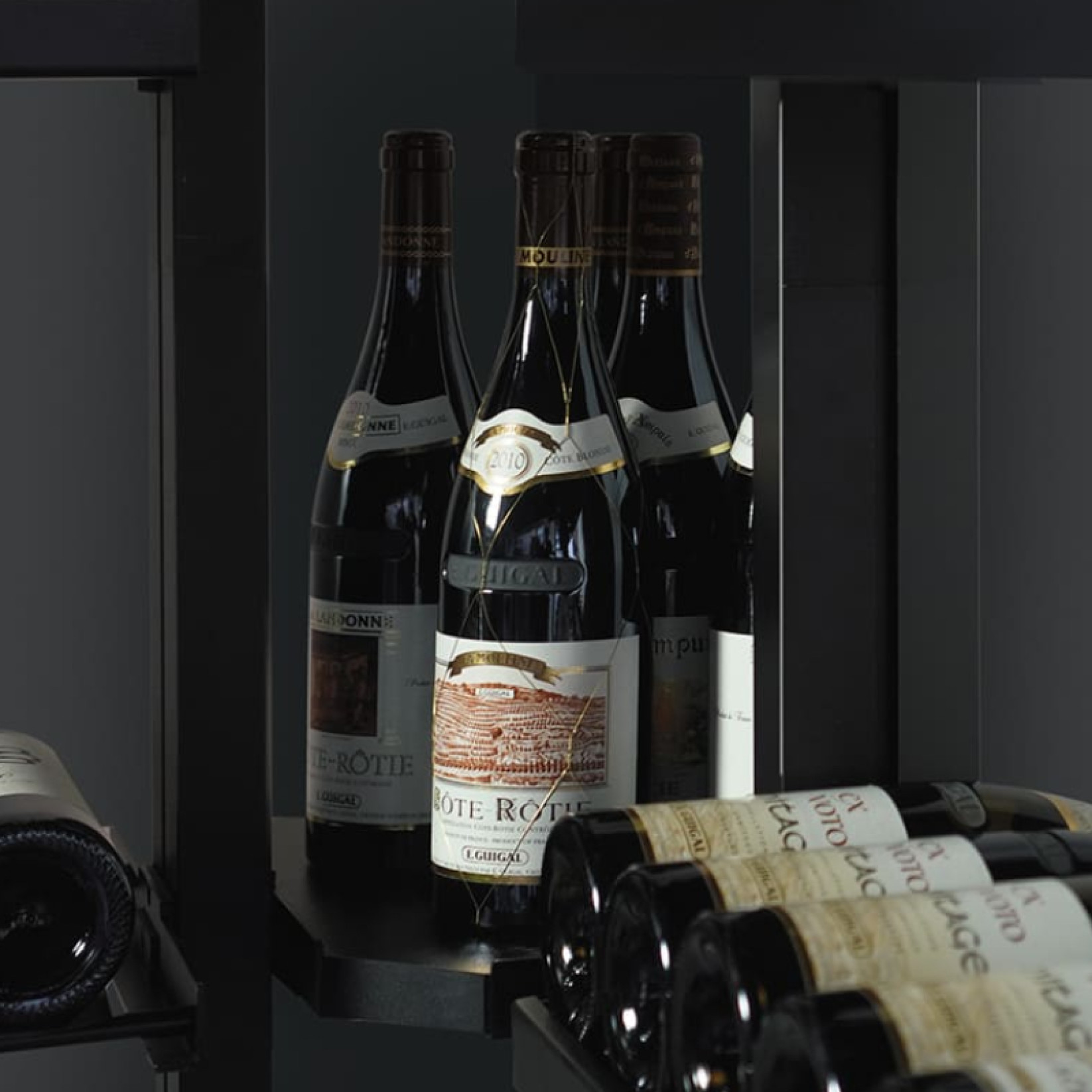Wooden presentation tray to display your most beautiful bottles or your wine accessories in your cellar. Wooden presentation tray to display your most beautiful bottles or your wine accessories in your cellar.
