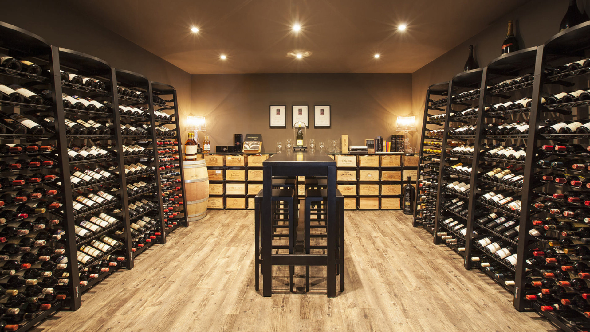 Modern wine cellar layout. Create a professional tasting area in your store to let your customers taste your wines. Modulosteel EuroCave wine storage system