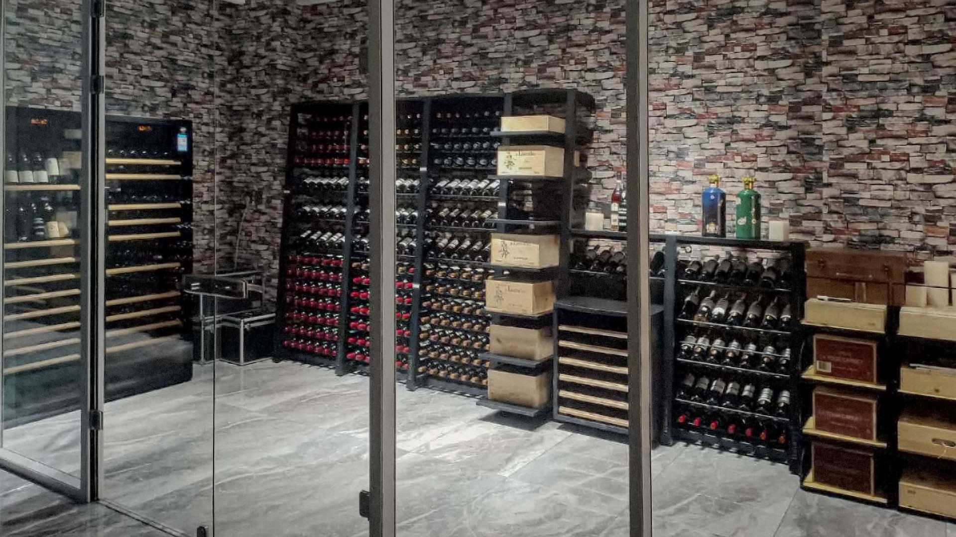 Do you want a glass wine cellar in your home, in the living room or in the basement? Industrial style for a contemporary design?