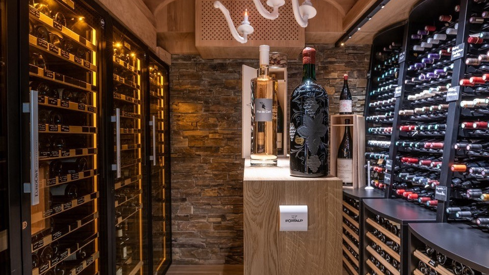 Installation of a tasting space in a hotel with large storage capacity and air-conditioned wine cabinets. Discover even more ideas.