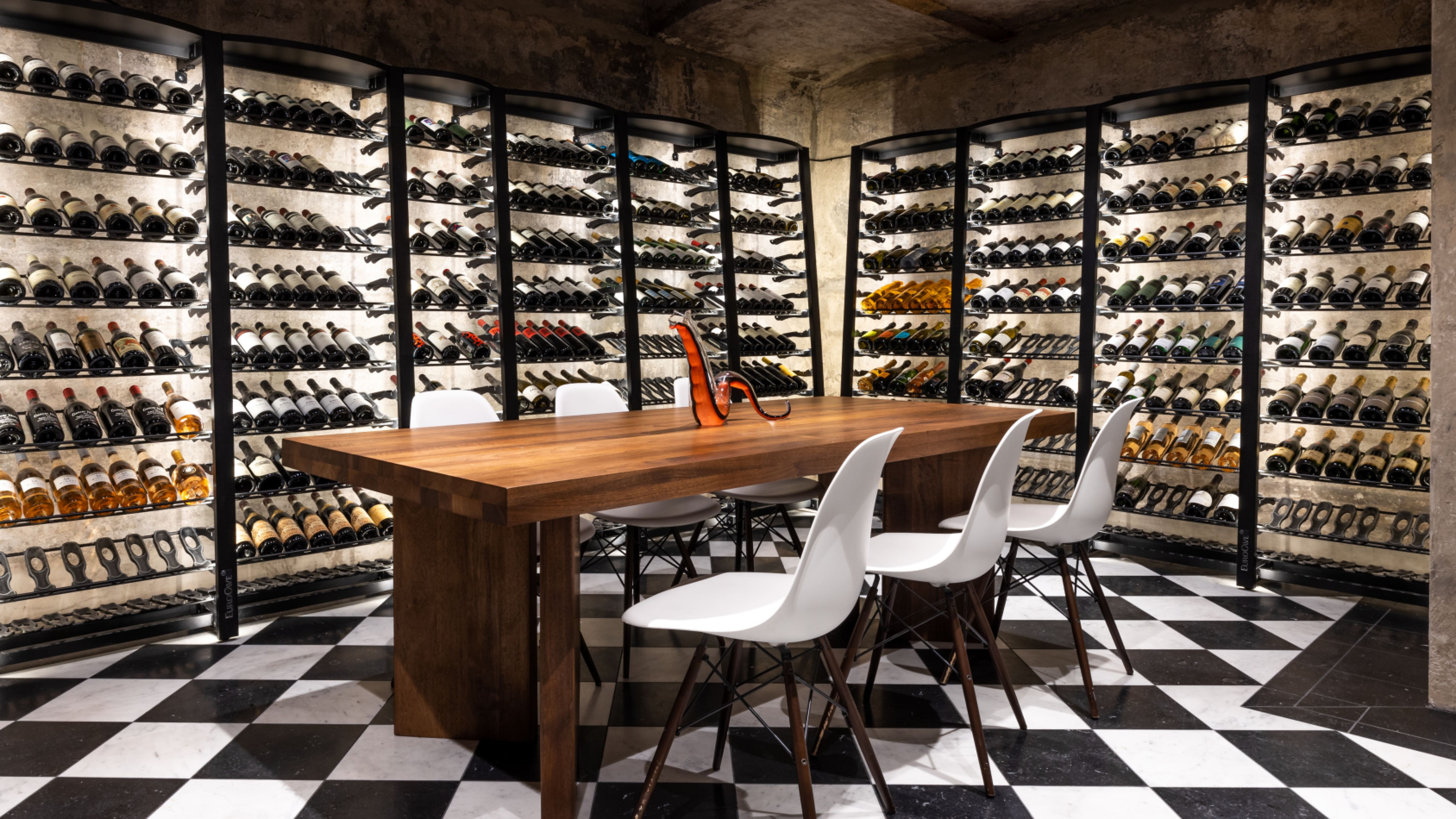 Photo of a dream wine cellar layout with a chic and modern aesthetic that will delight wine lovers. Photo of a dream wine cellar layout with a chic and modern aesthetic that will delight wine lovers.