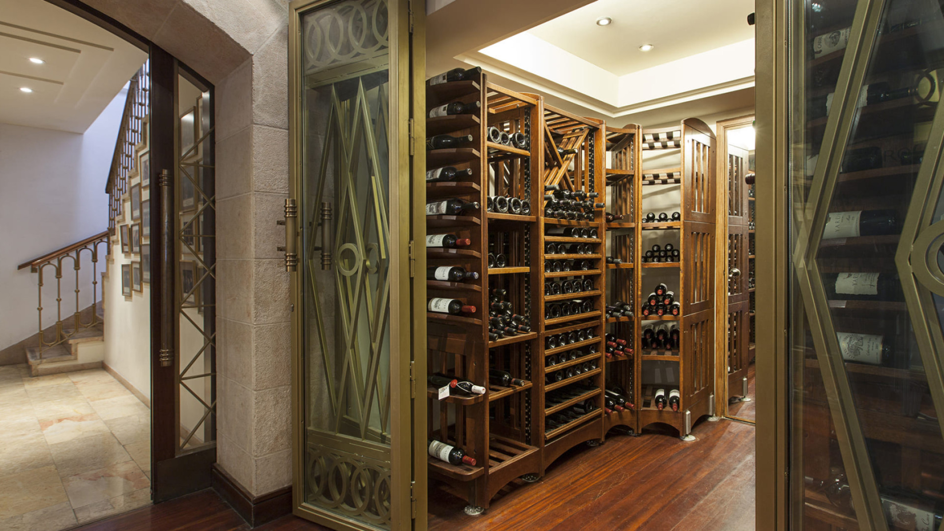 Set up a custom wine cellar like a dressing room with this modular and assembleable furniture that optimizes space, creates a warm atmosphere and gives character to your home. Set up a custom wine cellar like a dressing room with this modular and assembleable furniture that optimizes space, creates a warm atmosphere and gives character to your home.