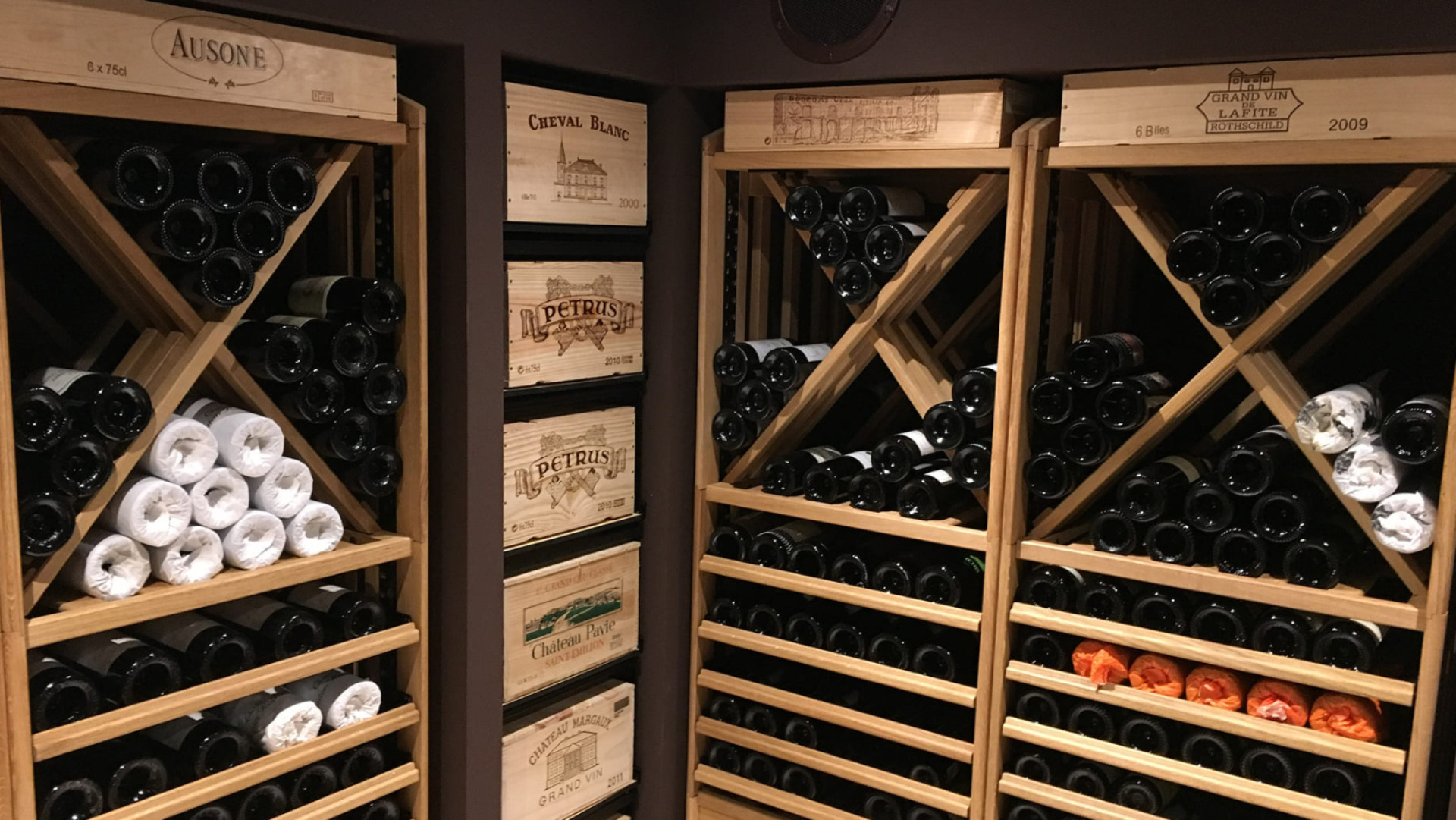 Wine cellar furniture with diagonal or sliding storage modules, in solid oak wood which brings character and authenticity to your room. Find inspiration with our creations.