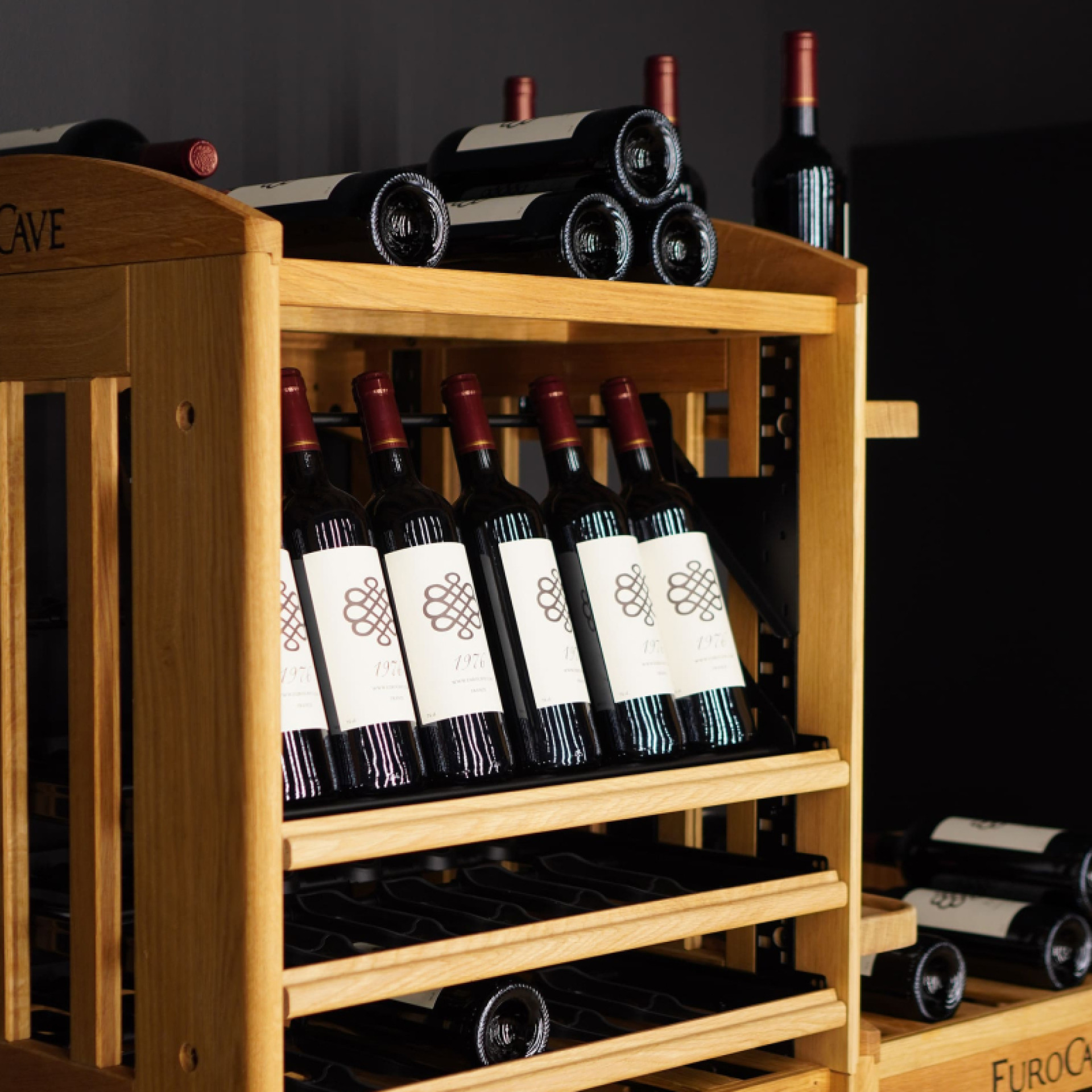 Articulated display mounted on a sliding shelf to clearly see your bottles and showcase them. Articulated display mounted on a sliding shelf to clearly see your bottles and showcase them.