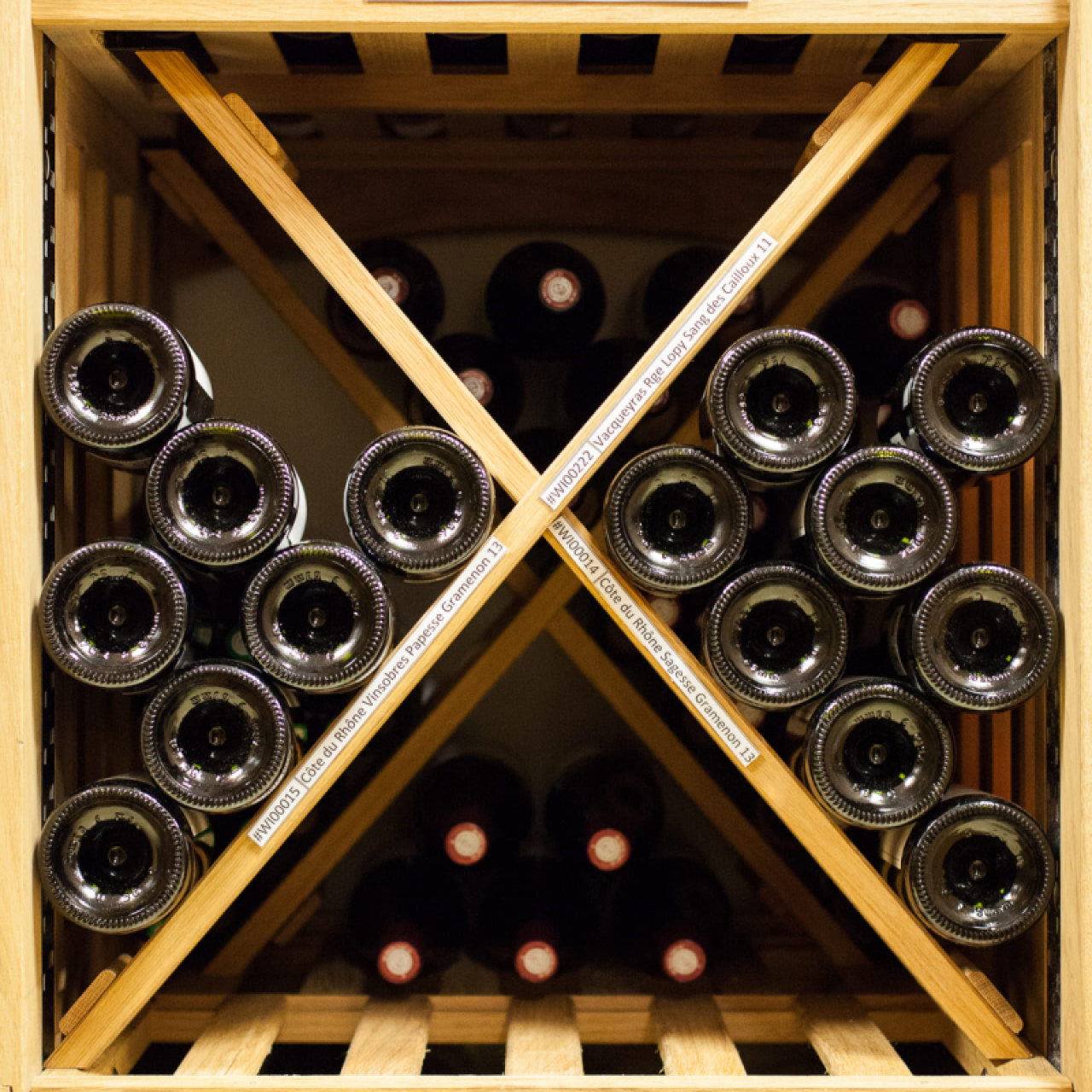 Cross module - Locker with sturdy fixed shelf in solid oak wood to store a large quantity of wines stacked safely.
