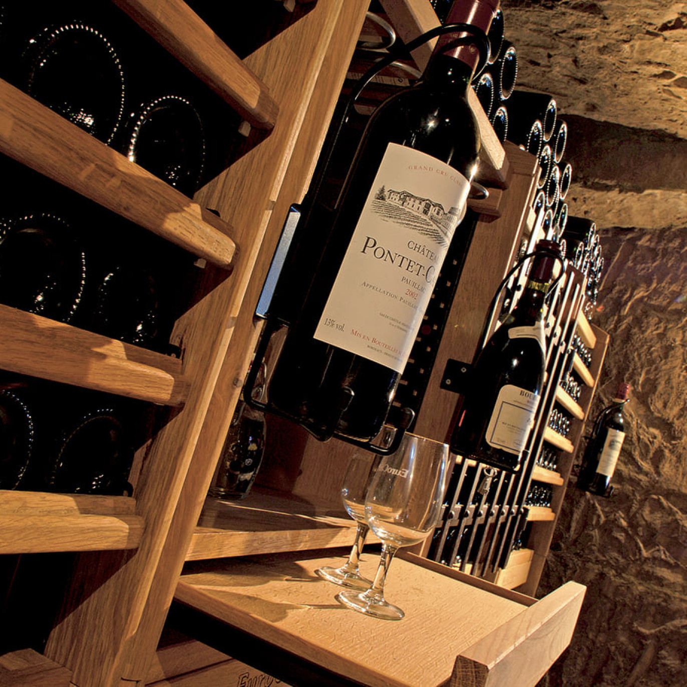 Bar furniture to share a glass of wine with your wine-loving friends in your tasting area. Bar furniture to share a glass of wine with your wine-loving friends in your tasting area.