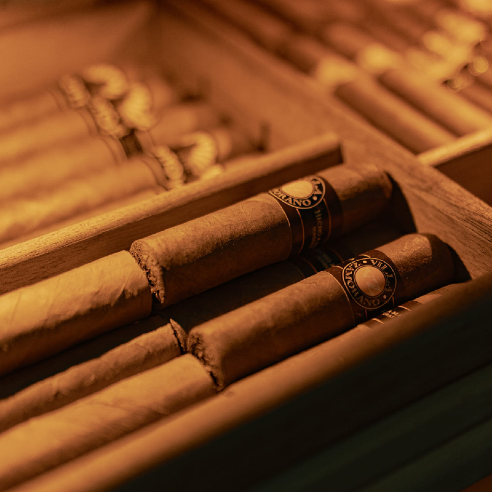 Storage of individual cigars. Shelf with repositionable wooden compartments. Organize your collection in your closet protect it from shocks.. Storage of individual cigars. Shelf with repositionable wooden compartments. Organize your collection in your closet protect it from shocks..