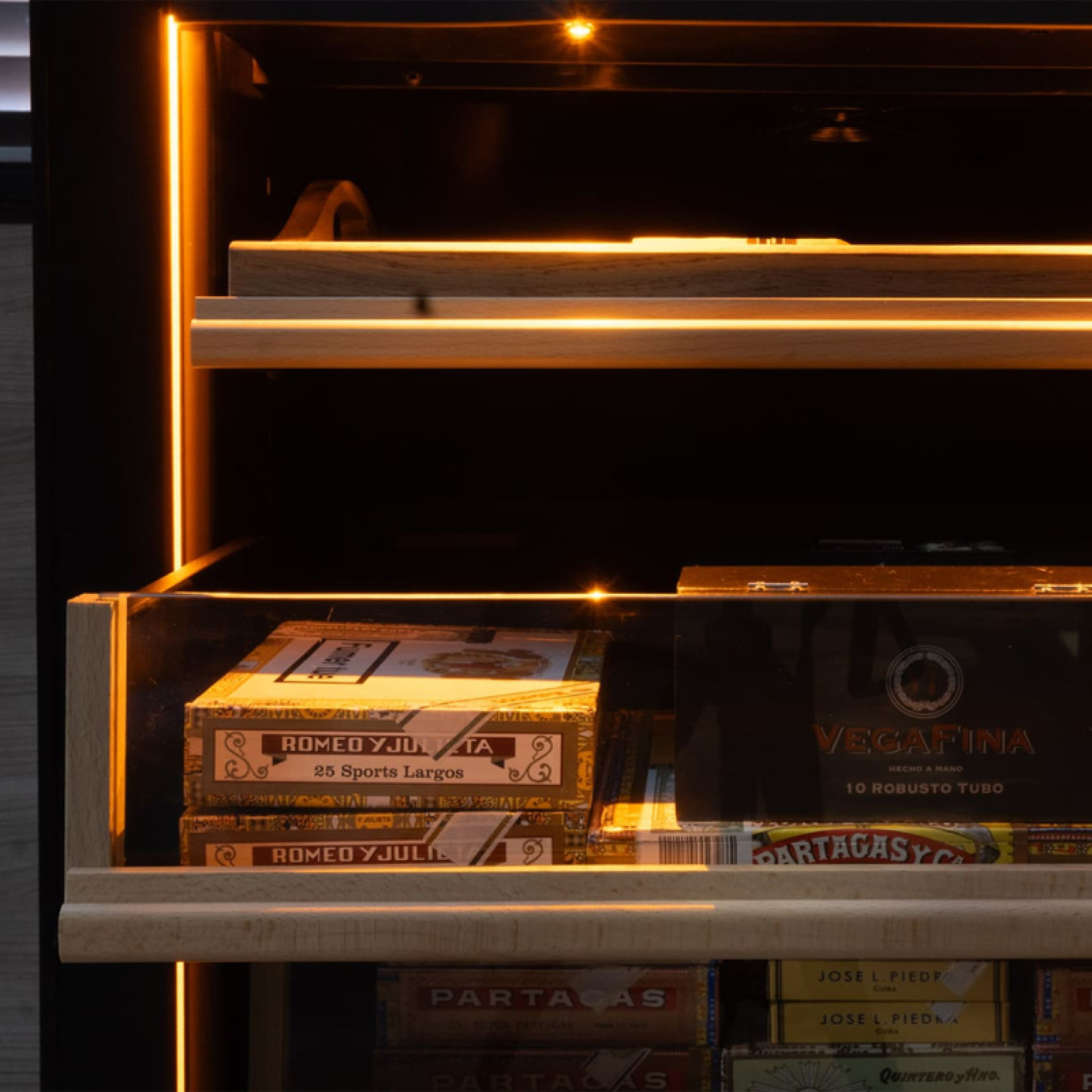 Large storage capacity sliding drawer shelf to store your cigar boxes with a glass front to admire your collection.