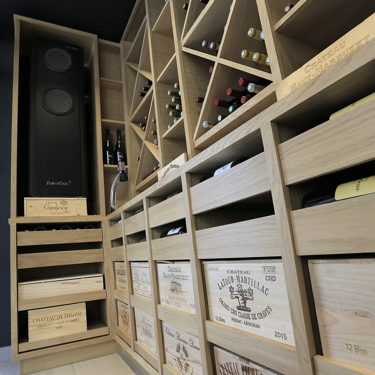 Wine cellar air conditioner. Maintaining a stable temperature and preserving humidity. Cold production or automatic heating function depending on the outside temperature. Humidity level preserved. Wine cellar air conditioner. Maintaining a stable temperature and preserving humidity. Cold production or automatic heating function depending on the outside temperature. Humidity level preserved.