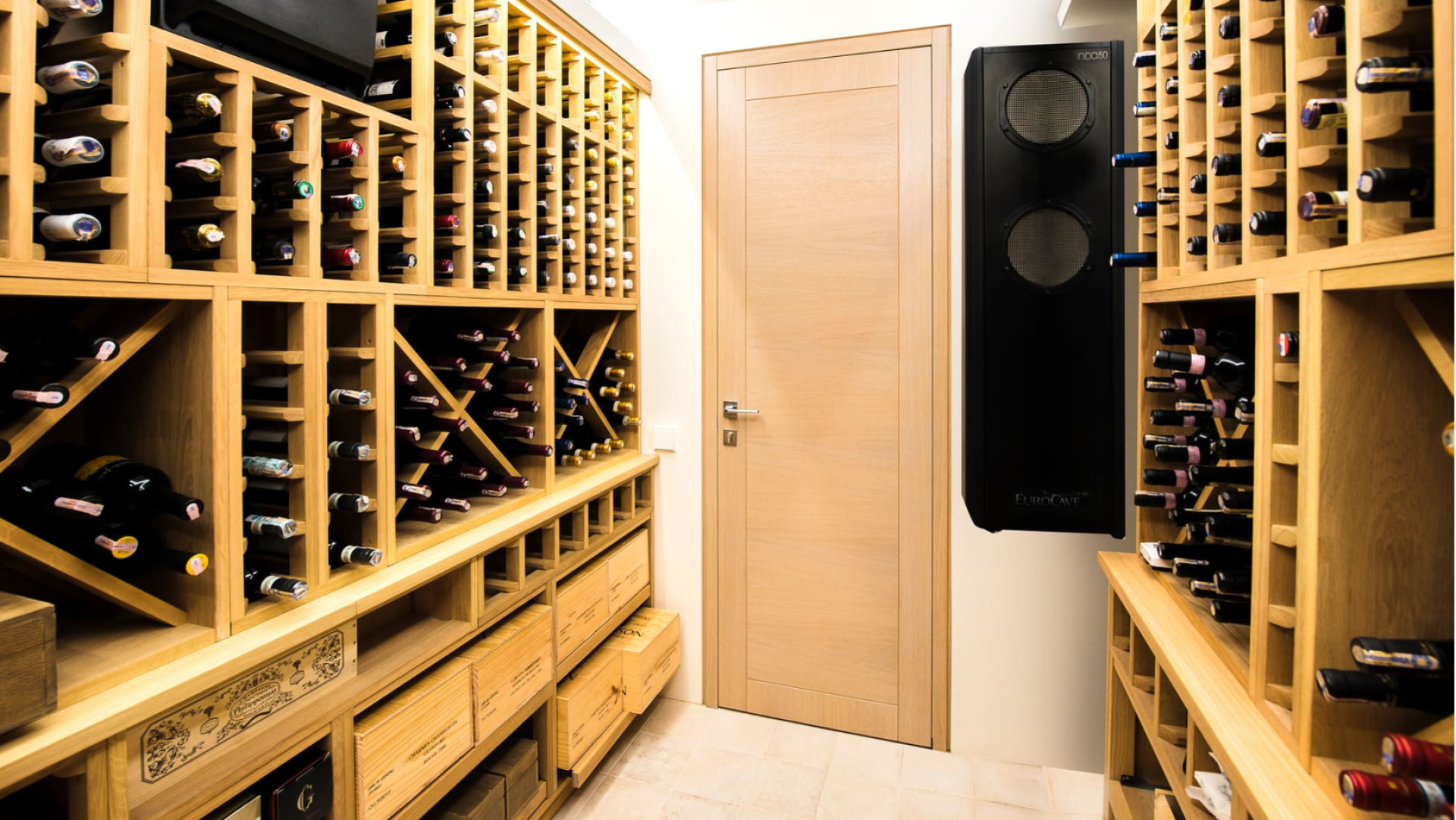 Natural cellar air conditioner - ventilated cold - ensures the uniformity of the temperature in the room and the renewal of the air - equipped with a remote control for temperature measurement as close as possible to the bottles. Natural cellar air conditioner - ventilated cold - ensures the uniformity of the temperature in the room and the renewal of the air - equipped with a remote control for temperature measurement as close as possible to the bottles.