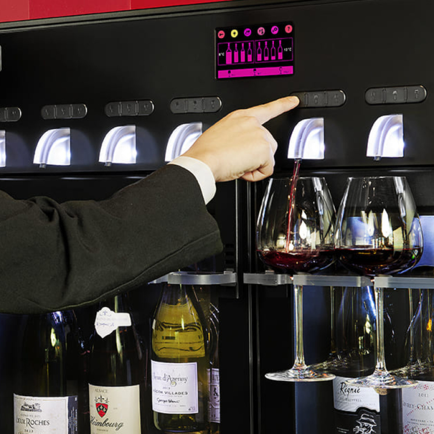 Wine dispenser and wine-by-the-glass serving solution. Bringing to temperature: system with independent temperature compartments which cools the bottles of white or rooms the reds while preserving the qualities of the wine after opening.