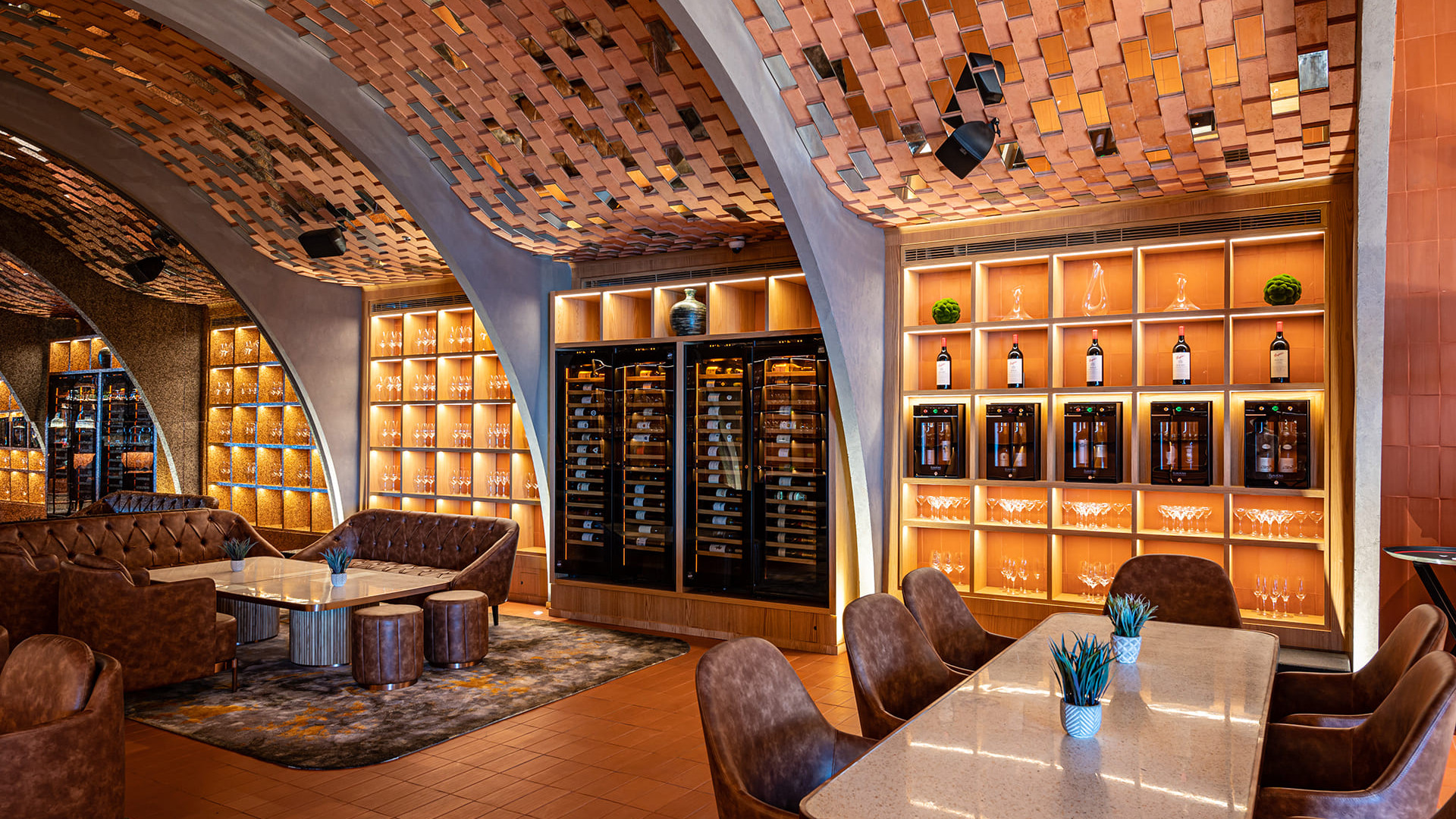 Wine scenography in architect and interior designer projects. Layout solutions for highlighting the wine offering in establishments such as restaurants, hotels, wine bars or layouts in wine merchants.