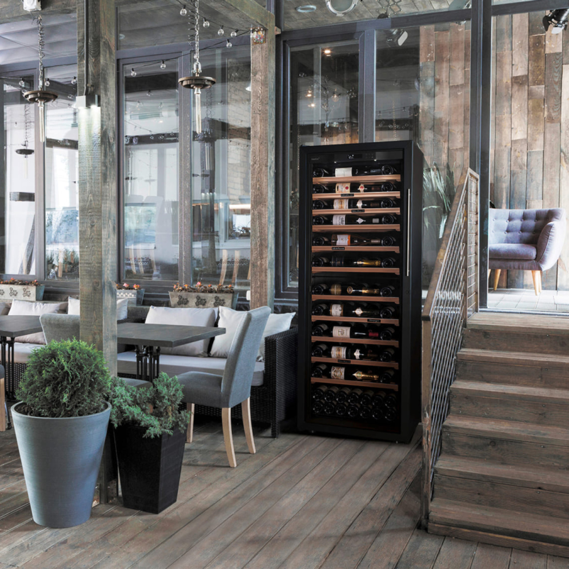 Installed in the restaurant room, the storage cabinet enhances your wine catalog and attracts the eye while offering optimal conditions for wine conservation.