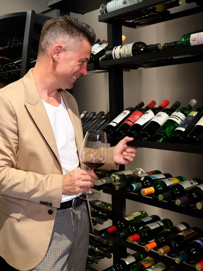 Talk with Hugo Duchesne, Sommelier, Canada - EuroCave wine cellar layout Modulo-X Talk with Hugo Duchesne, Sommelier, Canada - EuroCave wine cellar layout Modulo-X