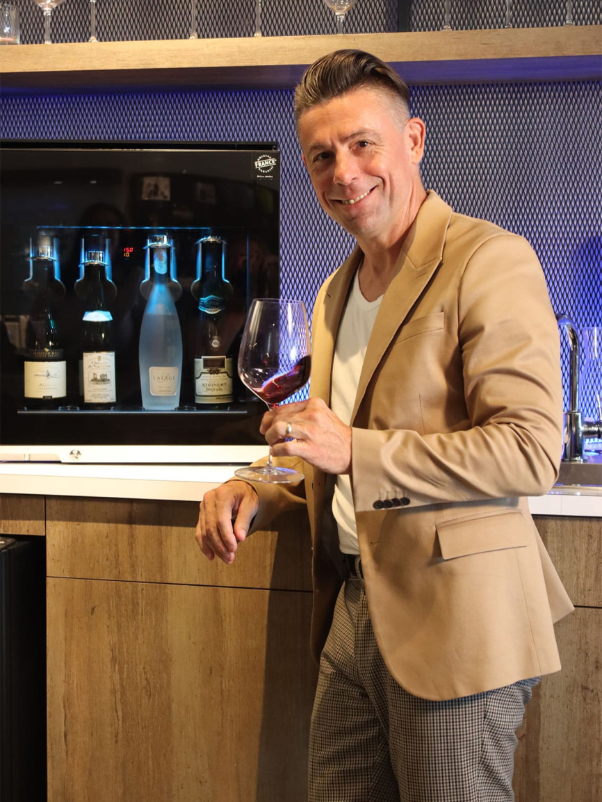 Talk with Hugo Duchesne, Sommelier, Canada - Wine Bar 8.0, eurocave wine by the glass service solution Talk with Hugo Duchesne, Sommelier, Canada - Wine Bar 8.0, eurocave wine by the glass service solution