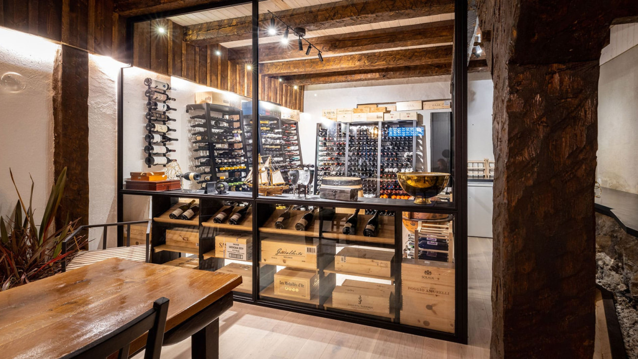 Stunning climate-controlled glass wine cellar in a furnished basement – Modulosteel EuroCave Stunning climate-controlled glass wine cellar in a furnished basement – Modulosteel EuroCave